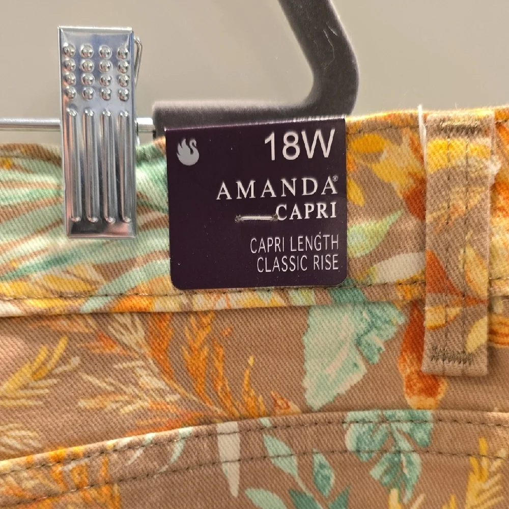 Gloria Vanderbilt Tropical Print Capri Pants - Picture 6 of 8